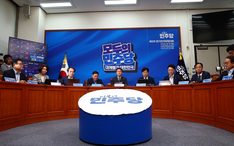 당내 갈등을 중재해야 할 더불어민주당 지도부가 ‘계파 대리전’ 양상을 반복했다. 사진은 지난 5일 민주당 최고위원회의가 국회에서 열리고 있는 모습. / 뉴시스