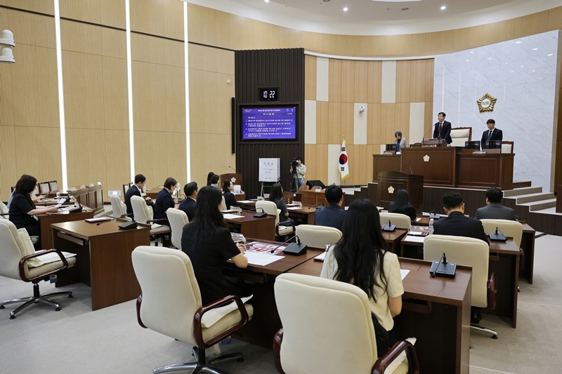 ‘6·3 지방선거’ 후 더불어민주당 소속이던 한지혜 인천 연수구의원(송도2·5 선거구)이 임기 개시 3일 만에 탈당하면서 이른바 ‘공천 먹튀’ 논란이 불거졌다. 사진은 지난달 10일 인천 연수구의회 본회의가 열리고 있는 모습. / 사진=인천 연수구의회 홈페이지
