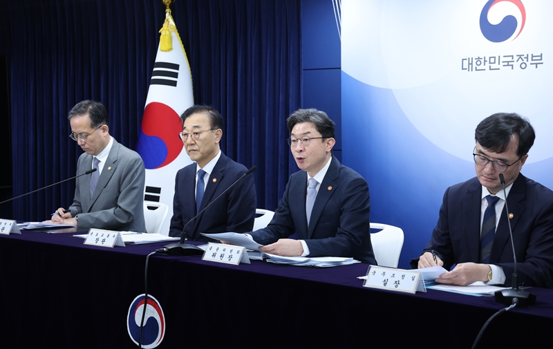 이억원 금융위원장이 13일 오전 서울 종로구 정부서울청사에서 '전월세 및 매매시장 안정을 위한 주택 신속공급 방안 및 부동산 시장 안정을 위한 금융 종합대책'을 발표하고 있다. 왼쪽부터 이형일 재정경제부 1차관, 김윤덕 국토교통부 장관, 이억원 금융위원장, 임기근 국무조정실장. / 뉴시스