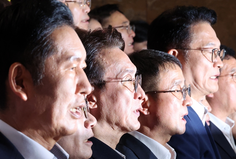 더불어민주당 차기 당 대표가 오는 17일 선출되는 가운데, 당내에선 차기 당 대표의 최대 과제가 ‘통합’이라는 말이 나온다. 사진은 송영길(왼쪽 다섯번째), 정청래(왼쪽), 김민석(왼쪽 세번째) 당 대표 후보가 지난 13일 국회 본관 로텐더홀에서 열린 민생입법 방해·5.18 역사 왜곡 국민의힘 규탄대회에서 구호를 외치고 있는 모습. / 뉴시스