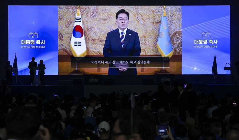 17일 대전 유성구 대전컨벤션센터 제2전시장에서 열린 더불어민주당 제3차 정기전국당원대회에서 이재명 대통령의 영상 축사가 송출되고 있다. / 뉴시스