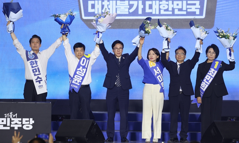 김민석 신임 더불어민주당 당대표와 최고위원들이 17일 대전 유성구 대전컨벤션센터 제2전시장에서 열린 더불어민주당 제3차 정기전국당원대회에서 기념촬영을 하고 있다. 왼쪽부터 한민수, 이성윤 최고위원, 김민석 대표, 서미화, 박선원, 최민희 최고위원. (공동취재) / 뉴시스