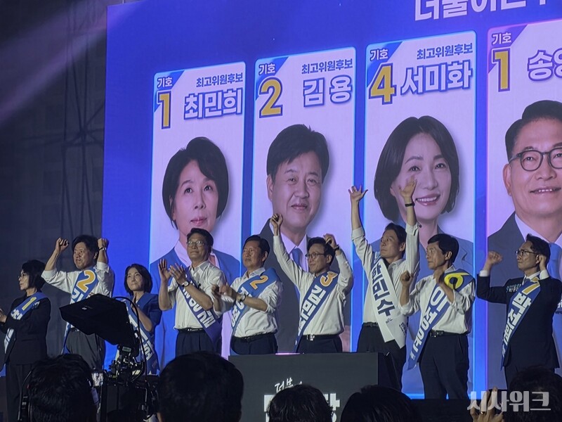 정견 발표 전 지지자들과 인사하고 있는 민주당 전당대회 후보들의 모습. / 사진=김소은 기자
