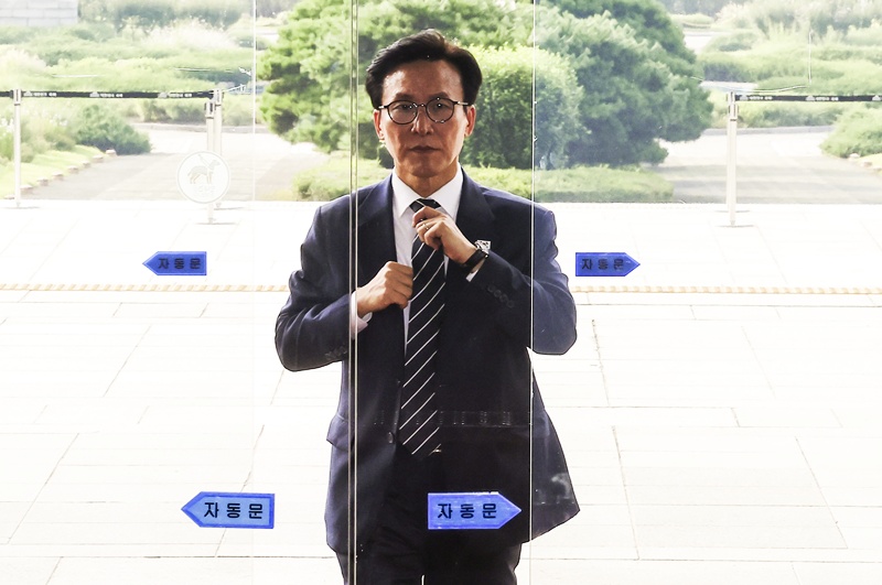 김민석 더불어민주당 신임 당대표가 18일 서울 여의도 국회로 첫 출근을 하고 있다. / 뉴시스