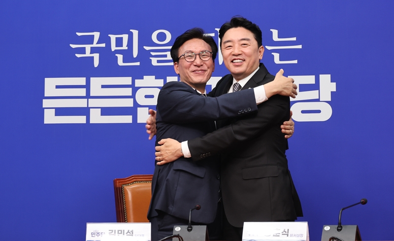 김민석(왼쪽) 더불어민주당 대표와 강훈식 대통령비서실 비서실장이 18일 국회에서 포옹하고 있다. / 뉴시스