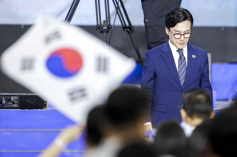 김민석 신임 더불어민주당 당대표가 17일 대전 유성구 대전컨벤션센터 제2전시장에서 열린 더불어민주당 제3차 정기전국당원대회에서 인사를 하고 있다. / 뉴시스