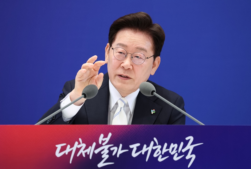 이재명 대통령이 ‘조작기소 특검법’에 대해 “최소한 진상규명을 해야 되겠다” 등의 발언을 하며 특검법이 다시 정치권의 화두로 떠오르고 있다. 사진은 이 대통령이 지난 8일 청와대 영빈관에서 열린 취임 1주년 기자회견 '대체불가 대한민국'에서 발언하고 있는 모습. / 뉴시스