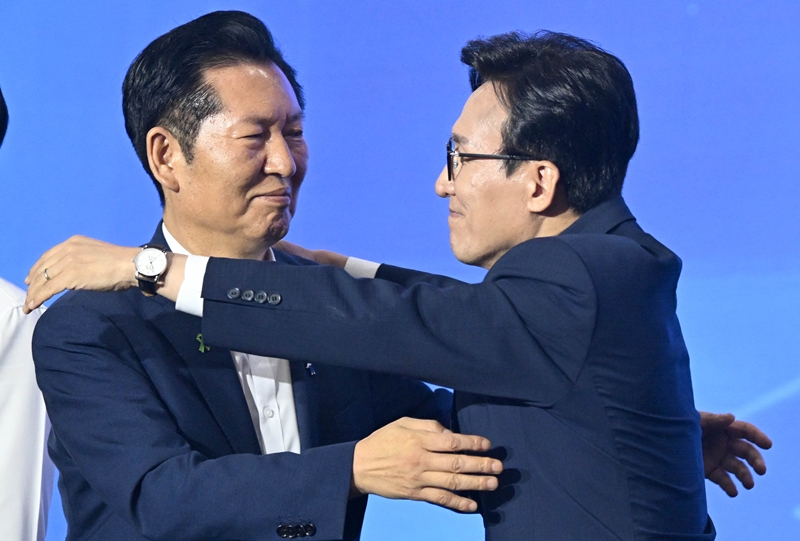 김민석 신임 더불어민주당 당대표가 지난 17일 대전 유성구 대전컨벤션센터 제2전시장에서 열린 더불어민주당 제3차 정기전국당원대회에서 당 대표 당선이 확정되자 정청래 후보와 포옹을 하고 있다. (공동취재) / 뉴시스
