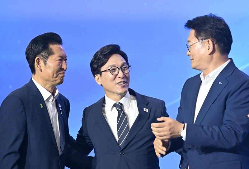 김민석 신임 더불어민주당 당대표가 지난 17일 대전 유성구 대전컨벤션센터 제2전시장에서 열린 더불어민주당 제3차 정기전국당원대회에서 정청래, 송영길 후보의 축하를 받고 있다. (공동취재) / 뉴시스