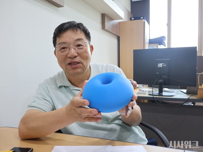 황용석 교수는 핵융합 연구에 있어 가장 중요한 것 중 하나는 바로 실험이라고 강조했다. 이를 서울대 내 모든 학생들이 자유롭고 편리하게 연구할 수 있도록 만든 것이 바로 VEST다. 사진은 토카막 모형으로 VEST의 원리를 설명하는 황용석 교수. / 사진=박설민 기자