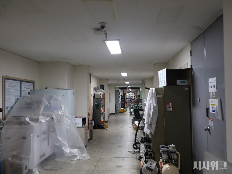 지난 14일 방문한 서울대학교 공과대학 건물 내부 모습. 복도부터 여러 실험 자재가 즐비하게 늘어져 있는 모습은 흡사 영화 속에서 아크리액터를 개발한 토니 스타크의 동굴에 들어온 듯하다. / 사진=박설민 기자