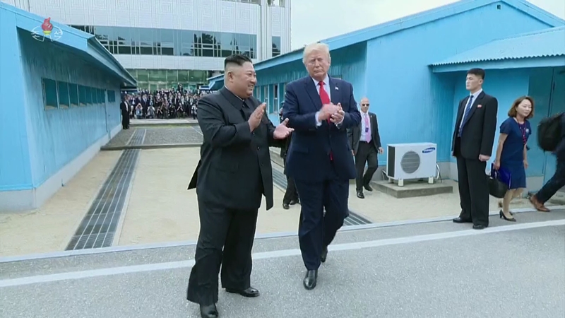 김정은 국무위원장이 2019년 6월 30일 경기도 파주 판문점에서 도널드 트럼프 미국 대통령과 회담했다고 조선중앙TV가 1일 보도했다. 사진은 북측으로 넘어간 트럼프 대통령이 김정은 위원장과 박수를 치고 있다. (사진=조선중앙TV 캡쳐) / 뉴시스
