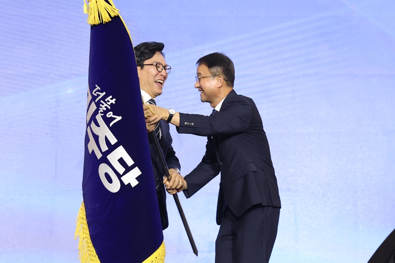 더불어민주당이 전당대회가 마무리되자, ‘입법 속도전’에 다시 시동을 걸고 있다. 사진은 김민석 대표가 지난 17일 대전 유성구 대전컨벤션센터 제2전시장에서 열린 민주당 제3차 정기전국당원대회에서 한병도 원내대표에게 당기를 받고 있는 모습. / 뉴시스