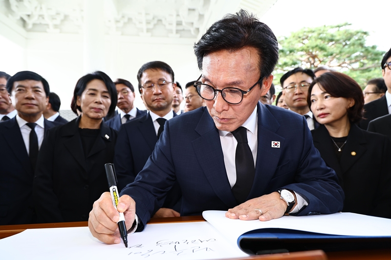 더불어민주당이 입법에 다시 속도는 낸 가운데, ‘김민석 지도부’가 풀어야 할 현안도 적지 않은 상황이다. 사진은 김민석 대표가 18일 서울 동작구 국립서울현충원 현충탑 참배를 마친 뒤 방명록을 작성하고 있는 모습. / 뉴시스
