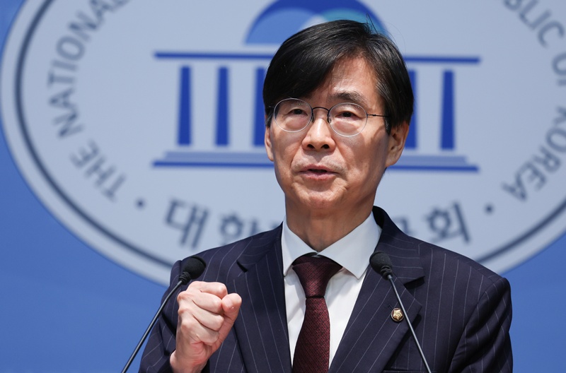 조경태 의원은 이진숙 의원이 개최한 5·18 토론회에서 불거진 일련의 논란들이 당의 강령과 당헌·당규를 위반한 해당행위에 해당한다고 주장했다. 그는 19일 KBS1 라디오 ’전격시사‘에서 “민주주의 최후의 보루인 국회에서 벌어진 극우들의 말잔치 판을 깔아준 게 바로 이 의원 본인”이라며 “당에서 제명시키는 것은 말할 것도 없고, 국회의원 자격이 없다”고 말했다. / 뉴시스