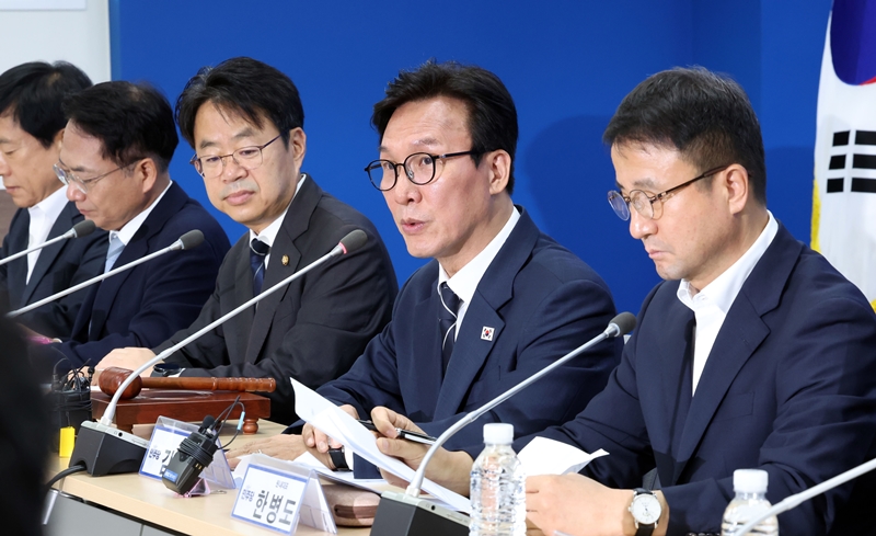 조희대 대법원장이 이재명 대통령에게 서면으로 대법관 후보 임명을 제청한 것을 두고 더불어민주당에서 반발이 확산하고 있다. 사진은 김민석 대표가 19일 부산 동구 부산시당에서 열린 현장 최고위원회 회의에서 발언하고 있는 모습. / 뉴시스