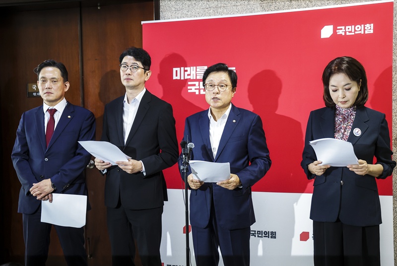박형수 국민의힘 법사위 간사를 비롯한 소속 의원들은 19일 국회에서 기자회견을 열고 대법관 제청 지연의 핵심은 청와대가 대법원장의 제청권 행사에 개입했는지 여부라며 조희대 대법원장 증인 채택을 비판했다. 왼쪽부터 김태규, 주진우 의원, 박형수 간사, 김민전 의원. / 뉴시스
