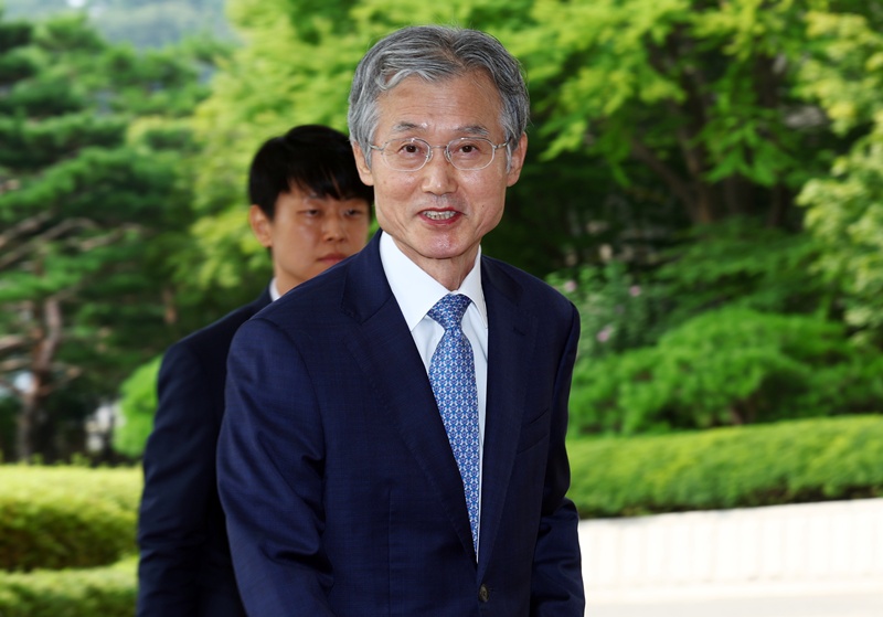 조희대 대법원장이 19일 오전 서울 서초구 대법원 청사로 등청하고 있는 모습이다. / 뉴시스