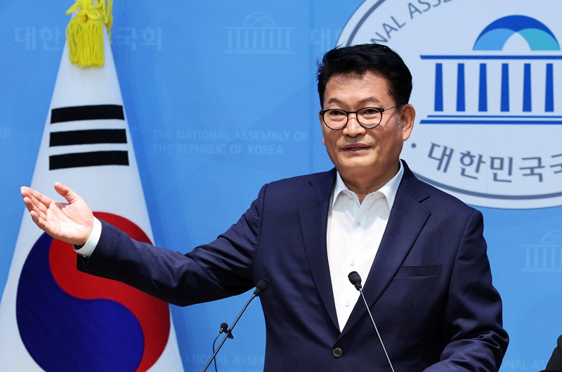 송영길 더불어민주당 의원이 지난 5일 서울 여의도 국회 소통관에서 조희대 대법원장 탄핵 추진 기자회견을 하고 있는 모습이다. / 뉴시스