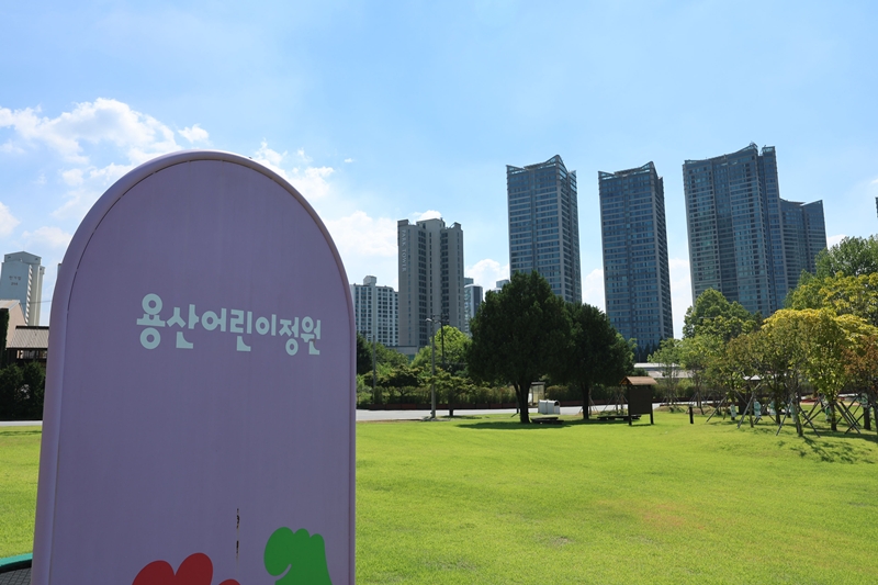 정부와 여당이 용산공원을 활용해 청년들을 위한 임대주택을 짓겠다는 의지를 굽히지 않고 있다. 사진은 지난 6일 서울 용산구 용산어린이정원 모습. / 뉴시스 