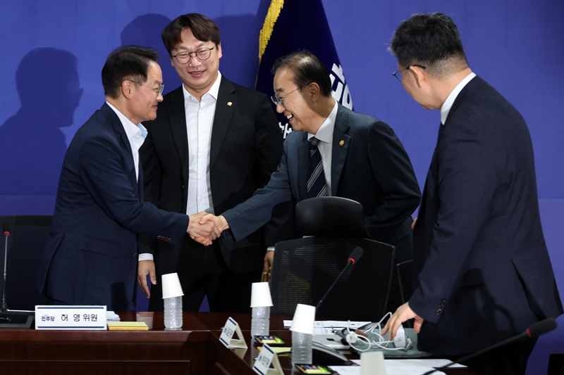 김윤덕(왼쪽 세번째) 국토교통부 장관이 19일 여의도 국회 의원회관에서 국회 국토교통위원회 소속 더불어민주당 의원들과 당정협의회에 앞서 인사를 나누고 있다. / 뉴시스