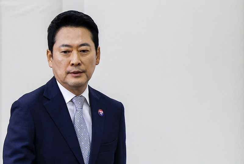 장동혁 국민의힘 대표가 당내 중진 의원들을 향해 작심 비판을 쏟아냈다. 장 대표는 정치 경험이 부족한 자신을 중진들이 보완해 줘야 한다면서, 대표 사퇴론이 아닌 대여투쟁에 함께 힘을 보탤 것을 촉구했다. / 뉴시스