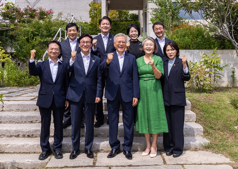 김민석 더불어민주당 대표와 당 지도부가 19일 경남 양산시 평산마을 문재인 전 대통령 사저를 방문해 문 전 대통령 내외와 만나 기념촬영을 하고 있다. / 뉴시스