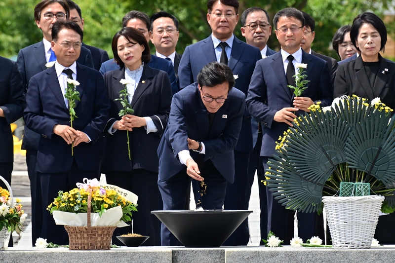 더불어민주당 김민석 대표가 당 지도부와 함께 19일 오전 경남 김해시 진영읍 봉하마을 노무현 전 대통령 묘역을 찾아 참배하고 있다. / 뉴시스