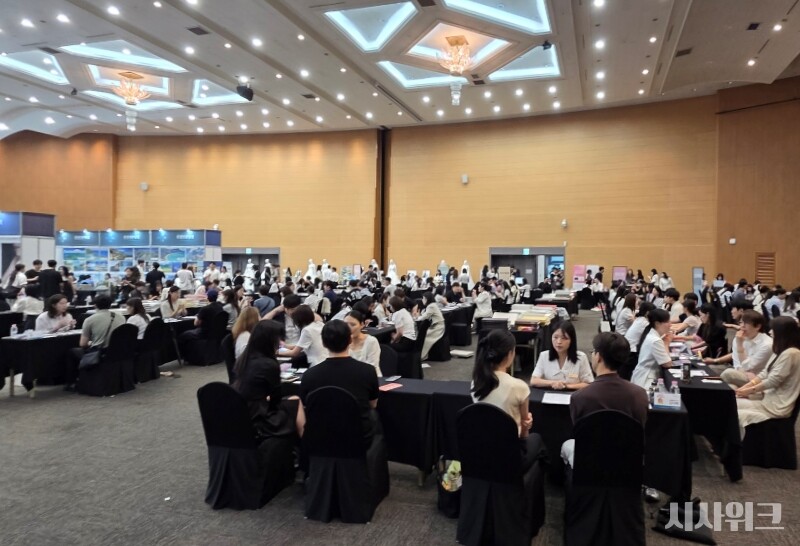 웨딩박람회는 결혼식을 준비 과정에서 다양한 분야의 많은 정보를 확인 및 비교할 수 있고 여러 혜택이 제공되기도 해 예비부부들의 발길이 끊이지 않는다. / 이민지 기자