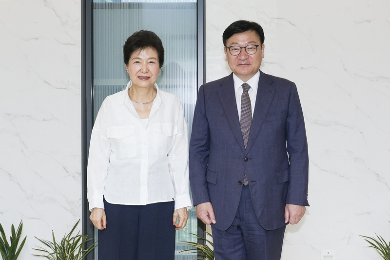 정점식 국민의힘 원내대표는 19일 대구 달성군에 위치한 박 전 대통령의 사저를 방문해 약 30분간 면담했다. 지난 지방선거 과정에서 박 전 대통령이 국민의힘 후보들을 지원한 데 대해 감사의 뜻을 전하기 위해서다. 사진은  정점식 국민의힘 원내대표가 19일 오전 대구 달성군 유가읍 박근혜 전 대통령 사저에서 박근혜 전 대통령을 예방해 기념촬영하는 모습. / 뉴시스
