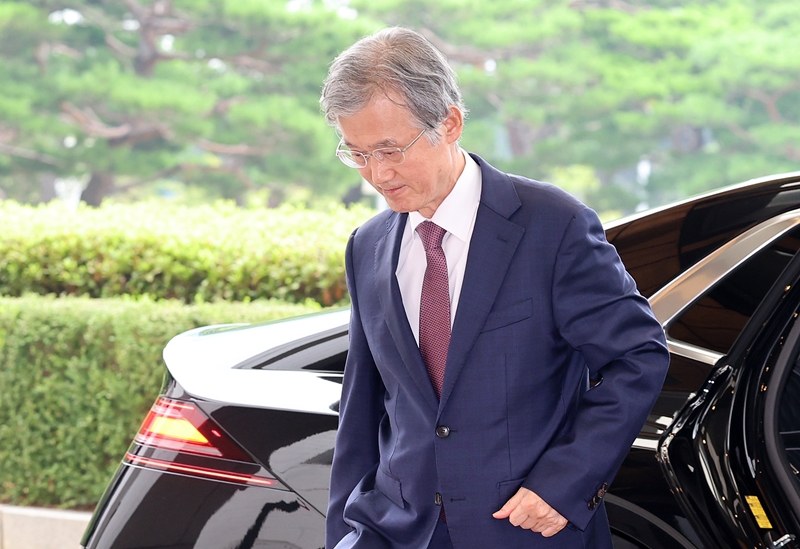 더불어민주당은 조희대 대법원장 사퇴에 대한 여론전에 나서면서도 탄핵 추진에 대해선 신중한 입장을 보이고 있다. 사진은 조 대법원장이 20일 오전 서울 서초구 대법원으로 출근하고 있는 모습. / 뉴시스