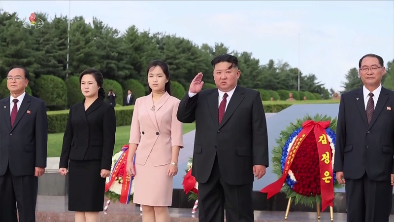 김정은 북한 국무위원장이 지난 14일 부인 리설주, 딸 주애와 함께 광복 81주년을 맞아 대성산혁명열사릉과 항일혁명열사추모비를 참배했다고 조선중앙TV가 지난 15일 보도했다. (사진=조선중앙TV 캡쳐) / 뉴시스