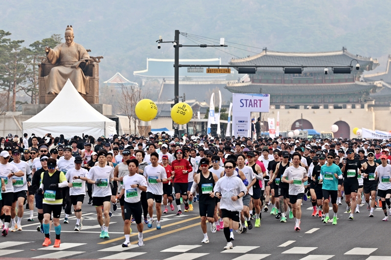 지난해부터 서울시 내에서 도로를 점거하고 달리는 마라톤 행사가 부쩍 늘었다. 사진은 올해 3월 29일 오전 서울 종로구 광화문광장에서 열린 서울 K-마라톤대회. / 뉴시스