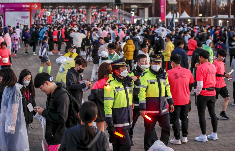 사진은 2022년 11월 6일 오전 서울 마포구 상암월드컵공원에서 열린 ‘2022 라이프플러스 JTBC 서울마라톤’에서 경찰이 밀집 방지를 위해 참가자들의 이동방향 등을 안내하는 모습. / 뉴시스