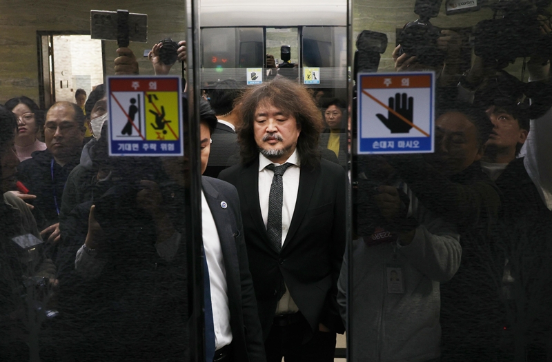 방송인 김어준 씨가 지난 2024년 12월 13일 오후 서울 여의도 국회 과학기술정보방송통신위원회에서 열린 계엄관련 현안질의에서 증언을 마치고 엘레베이터를 타고 이동하고 있다. / 뉴시스