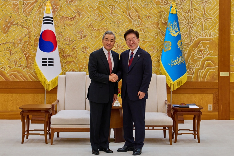 이재명 대통령이 지난 20일 청와대에서 왕이 중국 외교부장을 접견하기 앞서 기념촬영을 하고 있다. (사진=청와대 제공) / 뉴시스