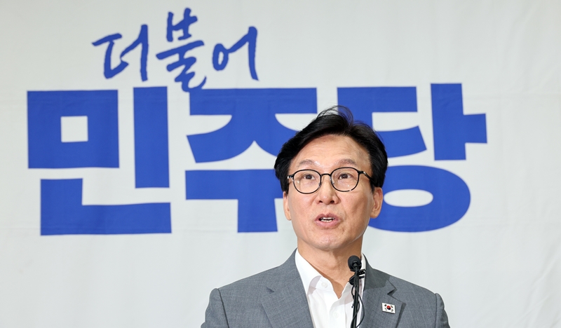 더불어민주당이 5·18민주화운동 왜곡 논란을 빚은 이진숙 국민의힘 의원에 대한 제명을 연일 촉구하고 있다. 사진은 김민석 대표가 지난 20일 국회에서 열린 의원총회에서 발언하고 있는 모습. / 뉴시스