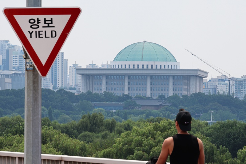 일하는 국회를 위해서는 법안 처리 속도뿐 아니라 여야 간 충분한 심사와 협상도 뒷받침돼야 한다는 지적이 나온다. / 뉴시스