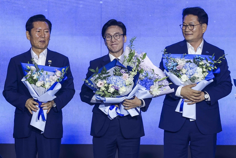 김민석 신임 더불어민주당 당대표와 정청래, 송영길 후보가 지난 17일 대전 유성구 대전컨벤션센터 제2전시장에서 열린 더불어민주당 제3차 정기전국당원대회에서 인사를 하고 있다. / 뉴시스