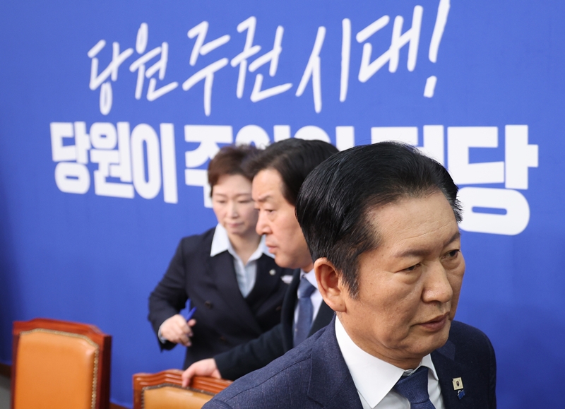 정청래 더불어민주당 대표가 지난 2월 6일 오전 서울 여의도 국회에서 최고위원회의를 마치고 퇴장하고 있다. 정 대표는 조국혁신당과의 합당 추진 사태와 관련해 최고위원들에게 사과 및 철회 요구를 받았다. / 뉴시스