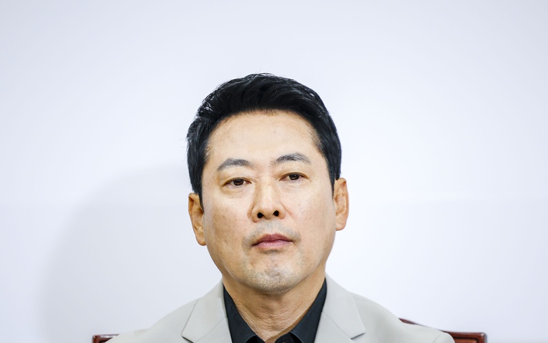 장동혁 국민의힘 대표의 ‘당원 중심 정당’ 개혁 드라이브에 제동이 걸렸다. 전국 254곳의 현직 당협위원장을 일괄 사퇴시킨 뒤 당원 투표를 통해 다시 선출하는 ‘당협위원장 전면 재선출안’이 당내 반발에 부딪혀 잠정 보류된 것이다. / 뉴시스