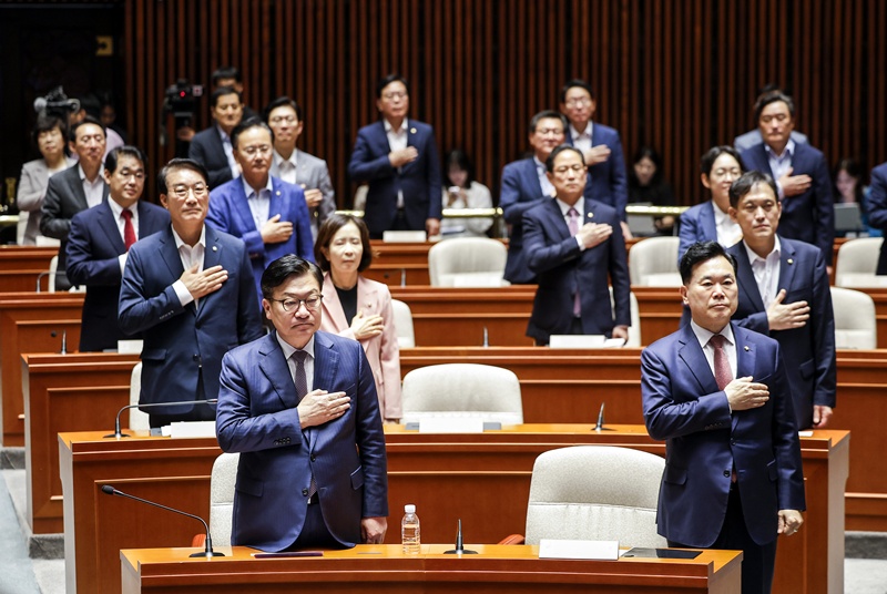 20일과 21일 잇따라 열린 의원총회에서는 기존 방식대로 당원협의회 운영위원회에서 당협위원장을 선출하는 것이 바람직하다는 데 의원들의 의견이 모였다. / 뉴시스
