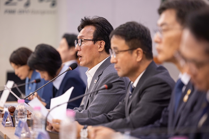 더불어민주당 ‘김민석 지도부’가 출범한 지 일주일도 되지 않아, 계파가 충돌 양상을 보였다. 사진은 김민석 대표가 21일 강원 강릉시 강릉시청 대회의실에서 열린 최고위원회의에서 발언하고 있는 모습. / 뉴시스