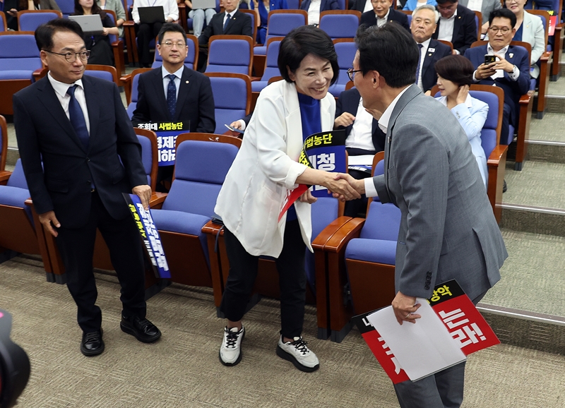 지명직 최고위원을 두고 더불어민주당 ‘김민석 지도부’가 충돌 양상을 보였지만, 21일 이 같은 충돌은 일단 봉합된 상태다. 사진은 김민석 대표가 지난 20일 국회에서 열린 의원총회에서 최민희 최고위원, 박선원 최고위원과 인사를 나누고 있는 모습. / 뉴시스