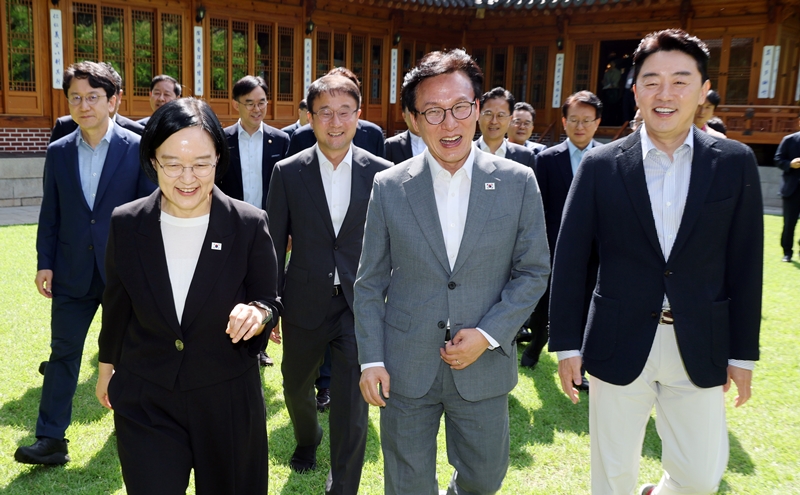 한성숙 국무총리, 김민석 더불어민주당 대표, 강훈식 대통령 비서실장 등이 23일 서울 종로구 삼청동 총리공관에서 열린 고위 당정협의회에 참석해 기념 촬영을 마친 후 이동하고 있다. / 뉴시스