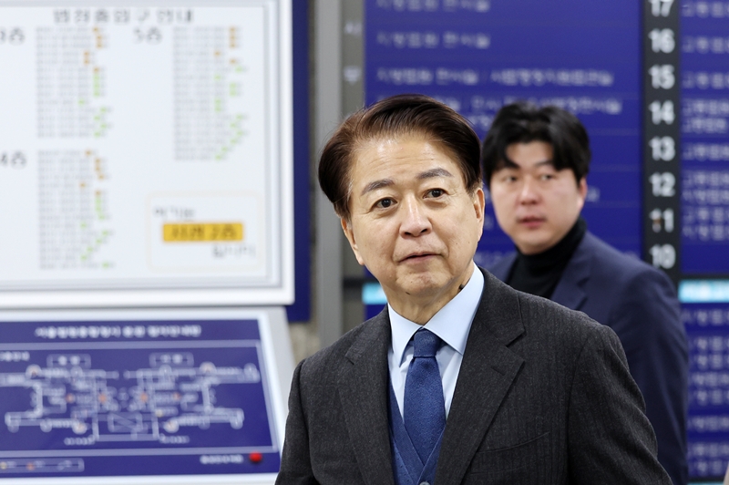 사업가로부터 6000만원의 불법 정치자금 수수 혐의를 받는 노웅래 전 더불어민주당 의원이 지난 2월 4일 오후 서울 서초구 서울중앙지방법원에서 열린 항소심 1차 공판에 출석하고 있다. / 뉴시스