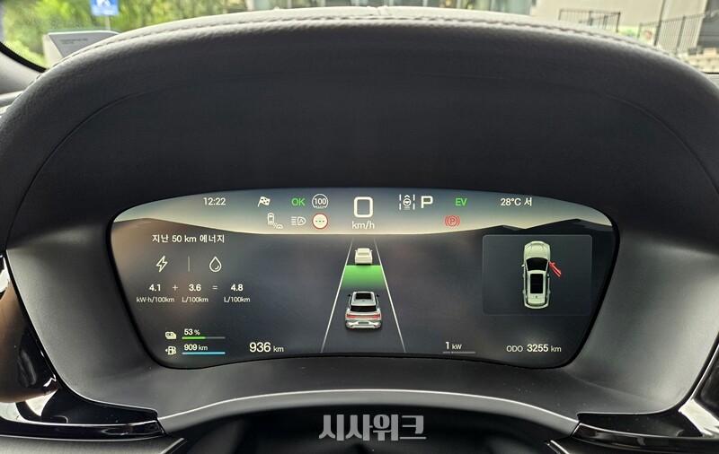 BYD 씨라이언 6 계기판. 시승은 서울 합정역 인근에서 경기도 가평 켄싱턴리조트 인근까지 편도 94㎞를 주행했다. 50㎞를 주행하는 것을 기준으로 했을 시 배터리 사용량 4.1㎾h/100㎞, 연료 사용량 3.6ℓ/100㎞로 집계됐다. 합산 연비는 4.8ℓ/100㎞로, 약 20.83㎞/ℓ인 셈이다. / 제갈민 기자