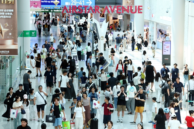 항공업계가 사진은 지난 6일 인천국제공항 제1터미널 면세구역이 여행객들로 붐비는 모습. / 뉴시스