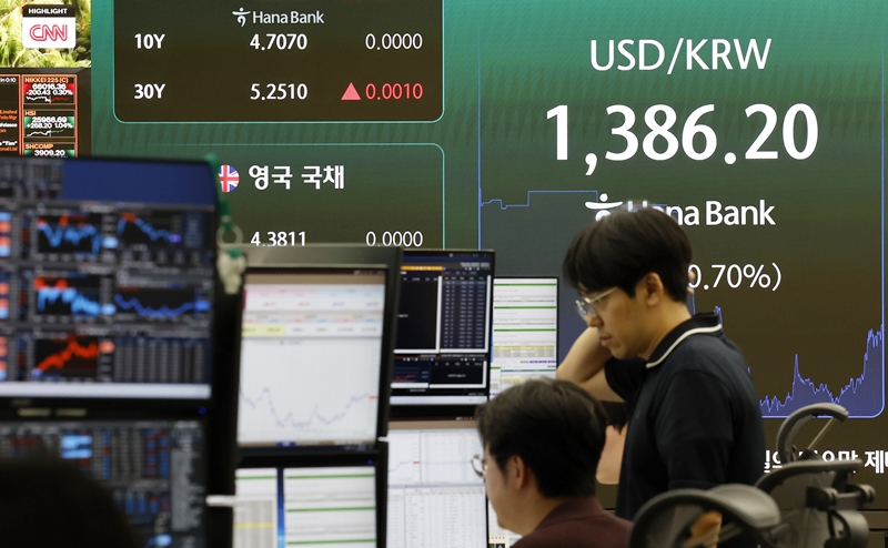 달러 환율이 약 11개월 만에 1,390원대에 진입한 후 하락세를 거듭해 현재는 1,380원 안팎을 기록 중이다. 사진은 지난 21일 서울 중구 하나은행 딜링룸 전광판. / 뉴시스