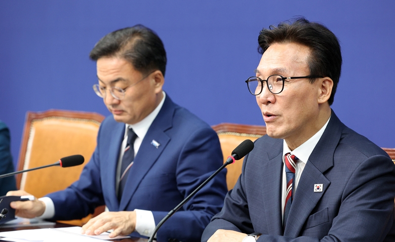 김민석 더불어민주당 대표가 24일 서울 여의도 국회에서 신장식 조국혁신당 대표를 예방하며 발언하고 있다. / 뉴시스